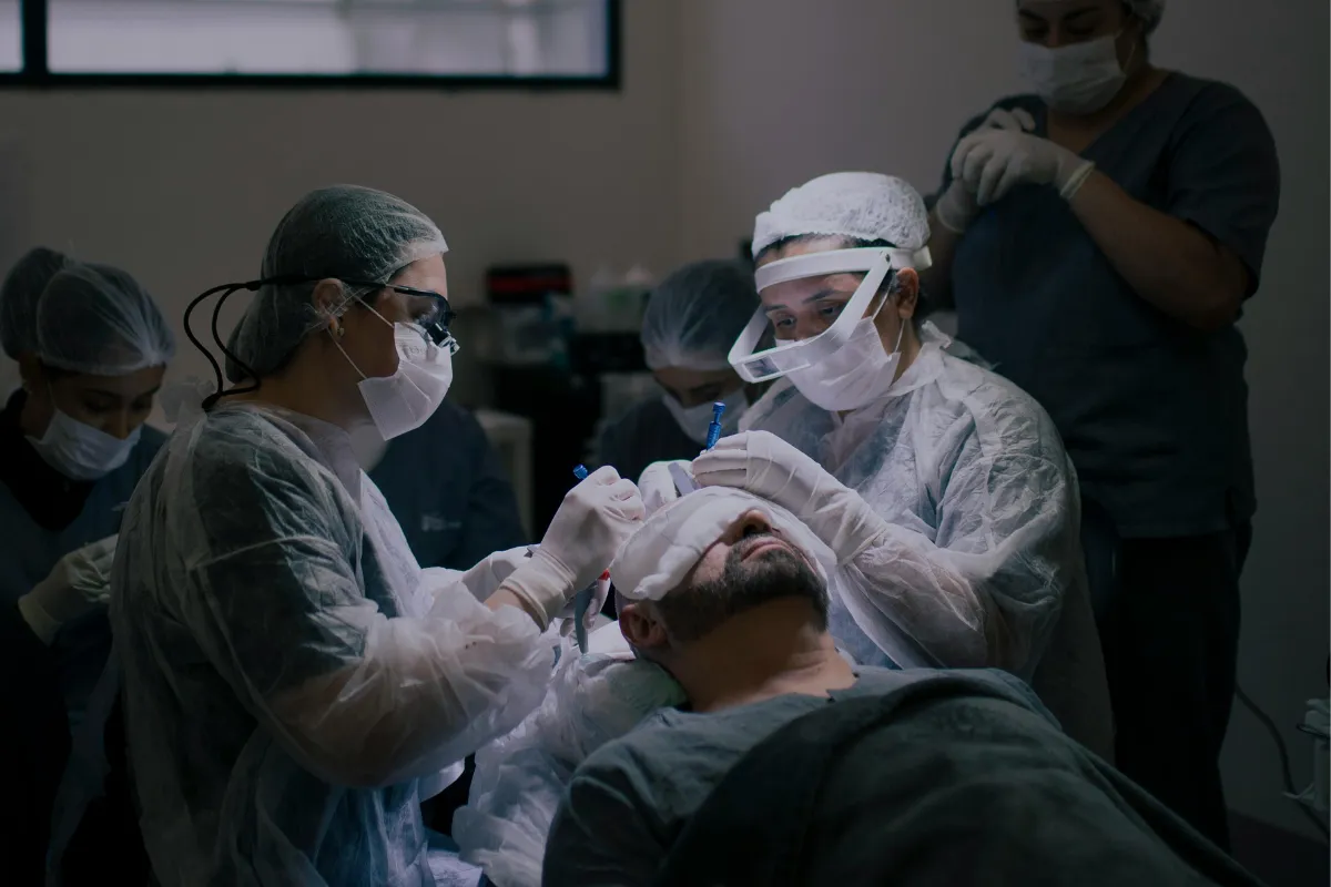 Frauen-Haar-Transplantations-Techniken-für-verschiedene-Haarausfall-Typen