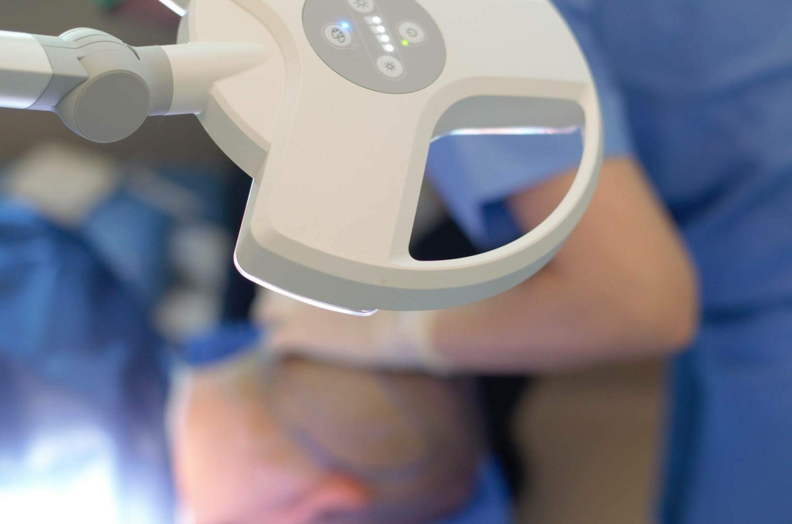 ClinMedica İstanbul'da saç ekimi işlemi sırasında kullanılan operasyon aydınlatma ekipmanı
