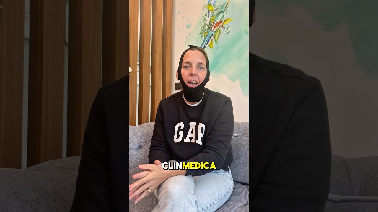 Operasyon sonrası siyah çene ve gıdı kompresyon bandı takan bir kadın kanepede kameraya konuşuyor; ekranda ClinMedica altyazısı