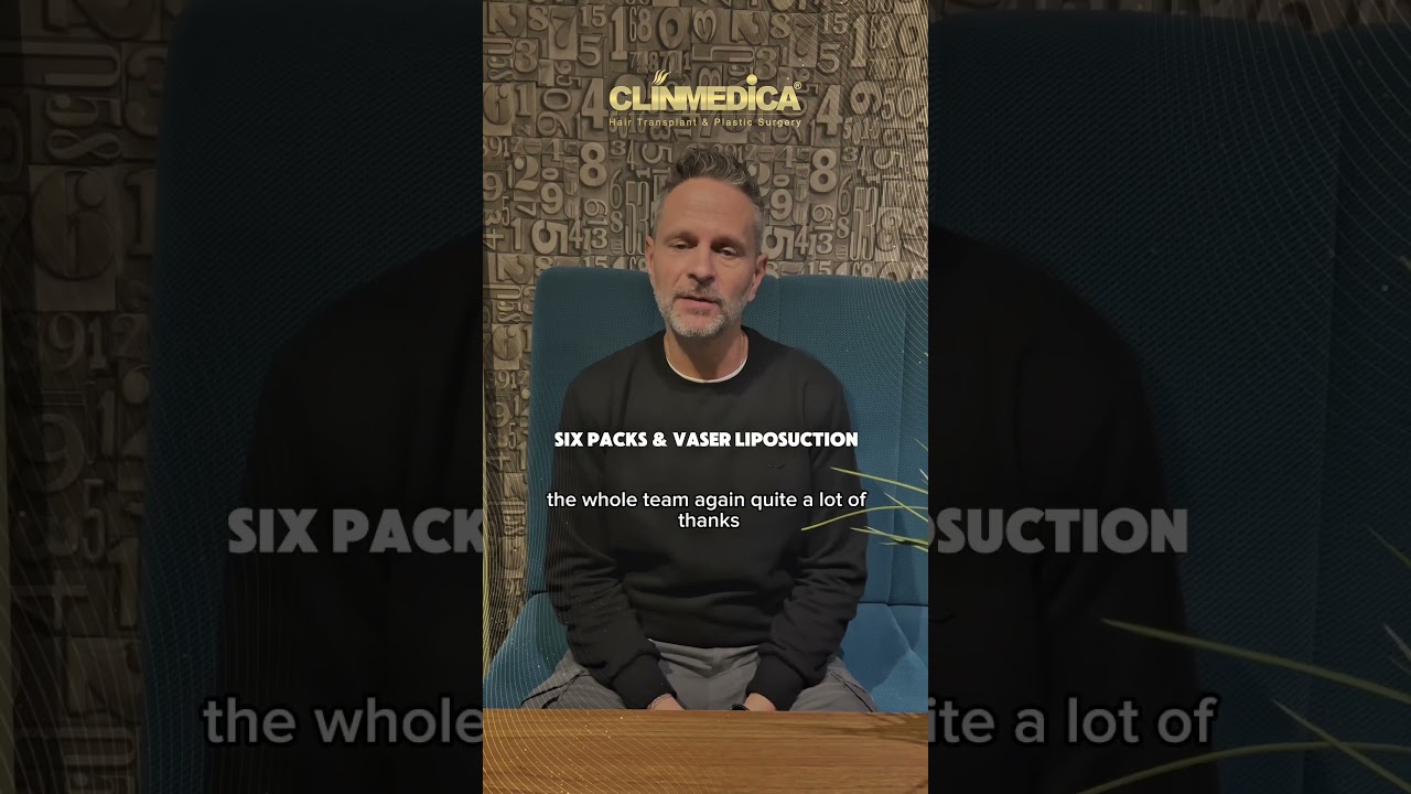 Siyah sweatshirt giyen gri saçlı bir erkek turkuaz bir koltukta oturuyor; ekranda Six Packs and Vaser Liposuction yazısı