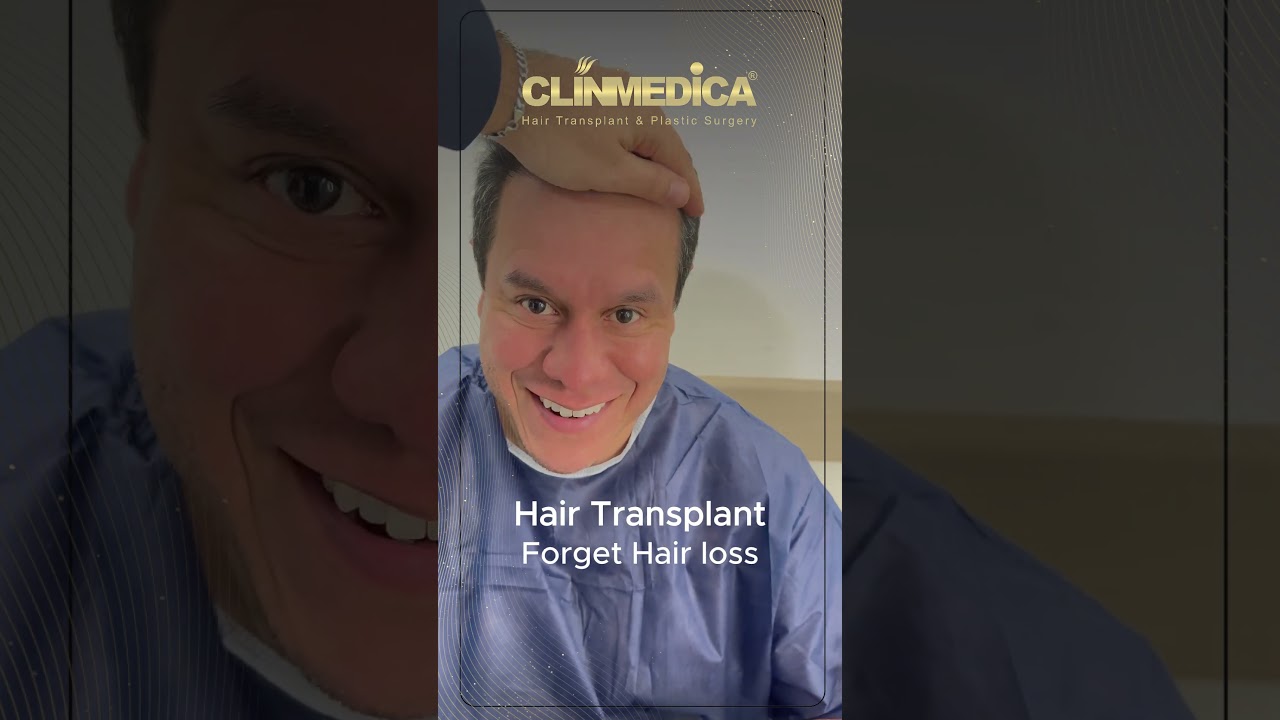 Mavi operasyon önlüğü giymiş gülümseyen bir erkeğin saç çizgisi bir elle kaldırılıyor; Hair Transplant, Forget Hair loss yazısı