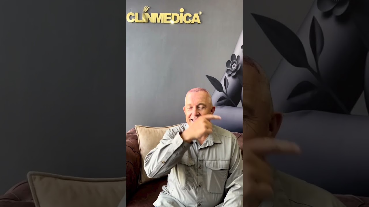 Altın rengi ClinMedica tabelasının altında, klinik kanepesinde gülerek bir yeri işaret eden, tıraşlı başının üstü kızarık bir erkek