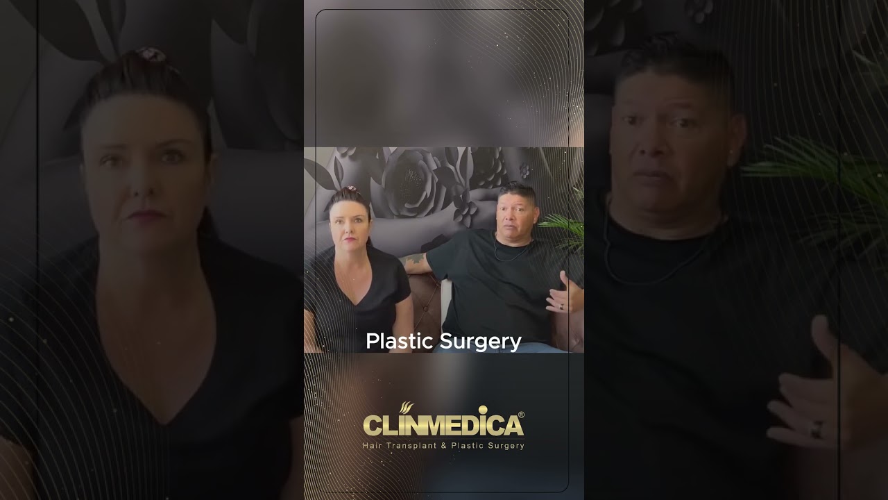 Klinikteki bir kanepede yan yana oturan bir kadın ve bir erkek; videoda ClinMedica logosunun üzerinde Plastic Surgery yazısı
